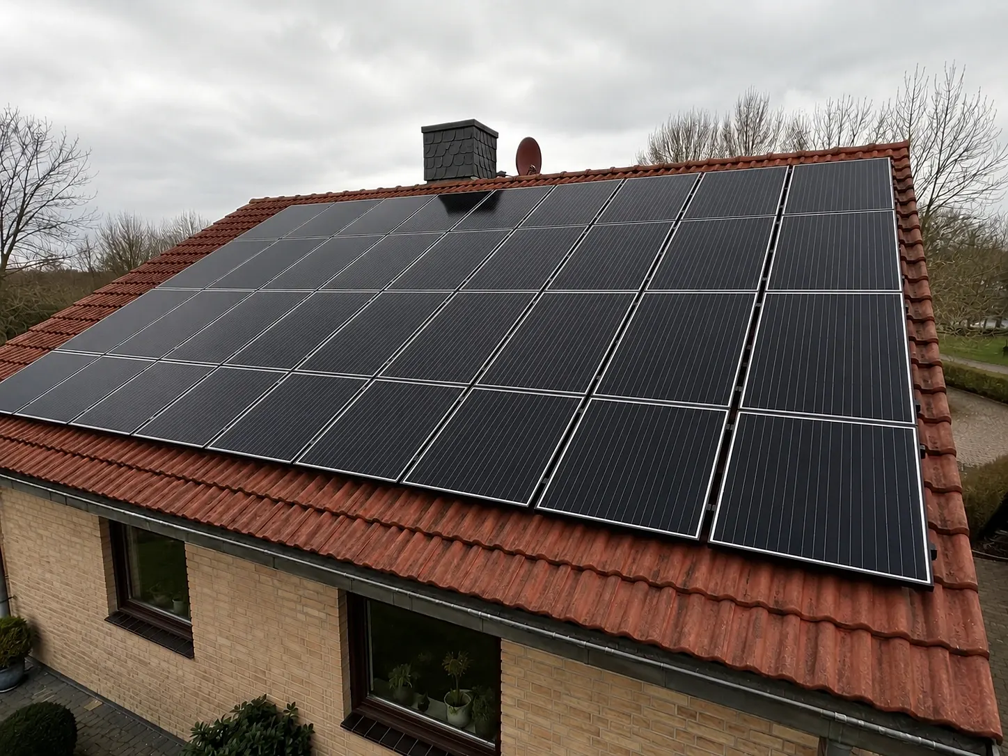 Dieselbe Photovoltaikanlage nach der Reinigung, klare schwarze Module ohne Belag.